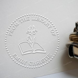 Benutzerdefinierte Bibliothek Embosser Stempel - Blume auf Buch - Februar Geburtsmonat Iris Blume - personalisierte Buch Embosser Stempel - Monogramm Embosser Stempel