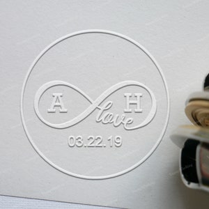 Personalisierter Prägestempel - Hochzeitsstempel - Initialen mit Infinity Love Stempel - Geschenkverpackung
