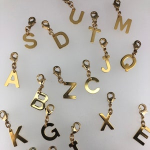 Buchstaben Anhänger, Alphabet, Charms, Freundschaft; personalisiertes Geschenk; Edelstahl; Karabiner echt vergoldet; Bettelarmband, Kette;