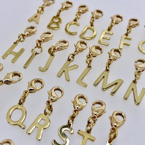 Charms Anhänger, 18 Kt. vergoldet, Buchstaben Anhänger, Alphabet, Charms, Freundschaft; persönliches Geschenk; Bettelarmband, Kette;