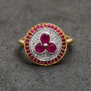 Trendy Natürlicher Roter Rubin Diamant Blumenring - 14K Gelbgold Diamant Blumenring - Minimalistischer Brautfrauen Ehering - Geschenk für Sie