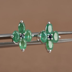 Sterlingzilveren oorknopjes met smaragd: bloemdessin, edelsteen van 5 x 3 mm