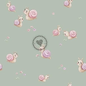 Könnte beinhalten: Ein sich wiederholendes Muster aus Aquarellschnecken mit rosa Gehäusen und zarten Antennen auf einem gedämpften grünen Hintergrund. Kleine rosa und lila Blumen sind über das Design verstreut. Ein kreisförmiges Emblem mit einem Herzen ist ebenfalls vorhanden.