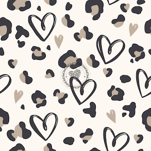 Könnte beinhalten: Nahtloses Muster mit cremefarbenem Hintergrund, schwarzen Herzumrissen, taupefarbenen Herzen und schwarzen und taupefarbenen Leopardenflecken. Das Design wiederholt sich und erzeugt eine verspielte und stilvolle Ästhetik.