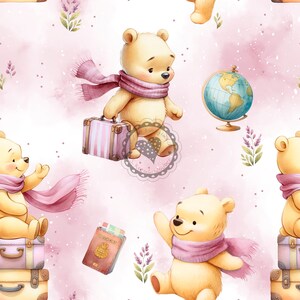 Könnte beinhalten: Ein sich wiederholendes Muster mit Cartoon-Teddybären mit rosa Schals, Koffern und Pässen, vor einem weichen rosa Aquarellhintergrund. Ein Globus und florale Akzente vervollständigen das Reisethema.