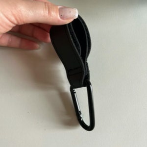 2 Stück Schwarz Kinderwagen Haken Tasche zum Aufhängen Windeltaschen Mehrzweckhaken für Lebensmittel Einkaufstaschen Premium Vegan Leder Kinderwagengurte