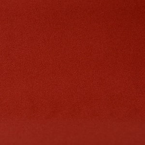 Könnte beinhalten: Ein einfarbiger roter Stoffhintergrund mit leicht strukturierter Oberfläche.