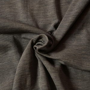 Może przedstawiać: Zbliżenie na ciemnoszary materiał o fakturowanej, tkanej powierzchni. Materiał jest złożony i udrapowany, tworząc miękkie fałdy i krzywizny.