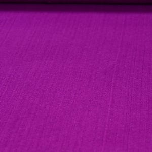 Peut inclure: Un gros plan sur un tissu violet vif avec une surface douce et texturée.
