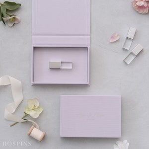 USB-Box aus Leinen - Hellviolett | Personalisierte USB-Box Folie gestempelt mit Logo oder Texten | mit USB Stick