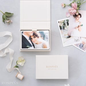 Caja para una sola foto de lino blanco crema / Nombres y fechas estampados en lámina metálica, colores de tela personalizados