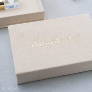 USB-låda i linne - Nytt naturligt linne | Anpassad USB-låda i folie stämplad med logotyp eller texter | med USB-minne