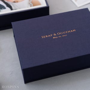 Boîte pour photos pour une personne en lin bleu marine | Noms et dates estampés, couleurs de tissu personnalisées