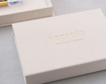 クリーミーホワイトのリネンスタジオUSBボックス（ドライブ付き）｜カスタム生地カラー、箔押しロゴ/テキスト