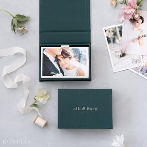 Boîte pour une photo vert émeraude | Noms et dates estampés, couleurs de tissu personnalisées