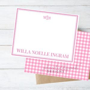 Puede incluir: Papelería de vichy rosa y blanco con un borde rosa y el texto "Willa Noelle Ingram" y "phoosidlywah DESIGNS".