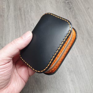 Puede incluir: Un juego de tres tazas de cerámica con un acabado moteado y mate. Las tazas son de color crema, gris claro y gris oscuro. Cada taza tiene un diseño simple y minimalista y un asa redondeada.