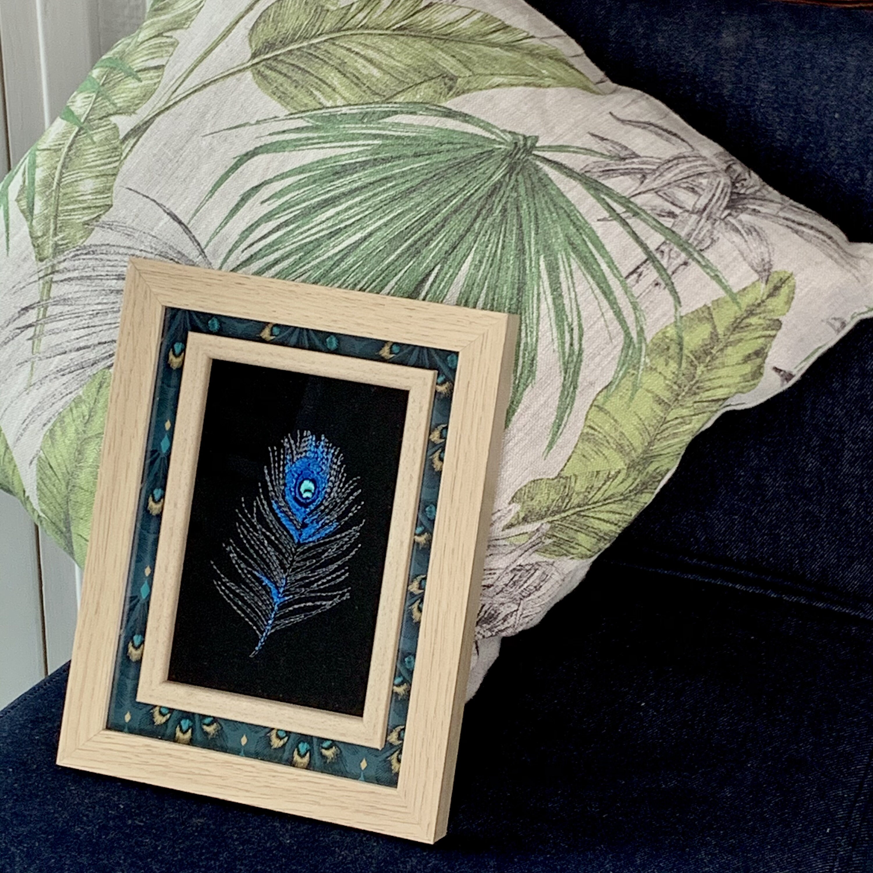 Cadre Brodé Plume de Paon