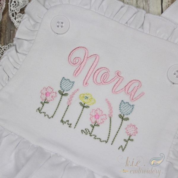 Mono de sol con monograma de flores bordadas: Burbuja de algodón con volantes para niña