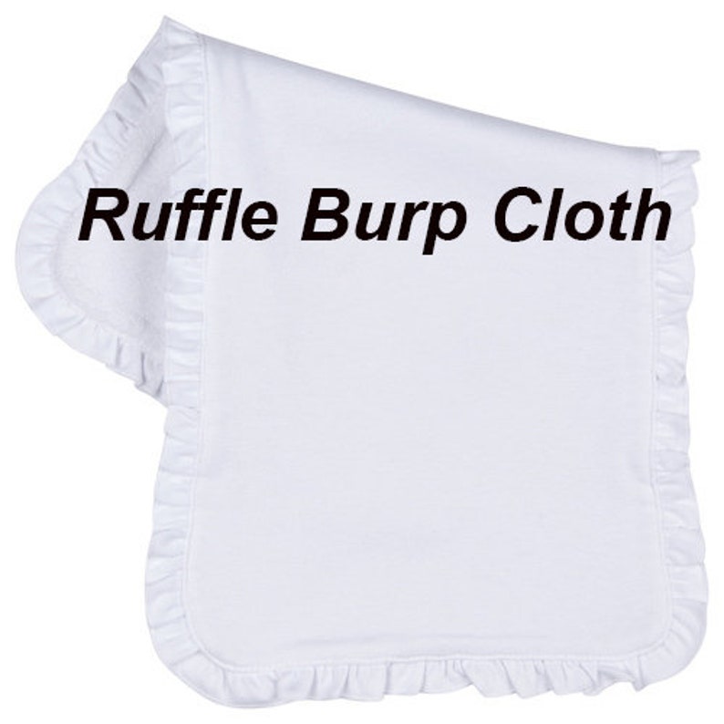 Op de afbeelding: Een witte katoenen spuugdoek met een gerimpelde rand. De tekst "Ruffle Burp Cloth" is in zwart op de doek gedrukt.