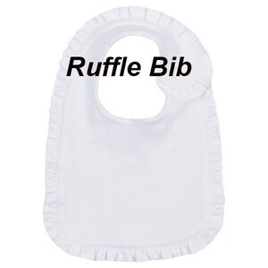 Op de afbeelding: Witte katoenen baby-slabbetje met een gerimpelde rand en de tekst "Ruffle Bib" gedrukt op de voorkant.