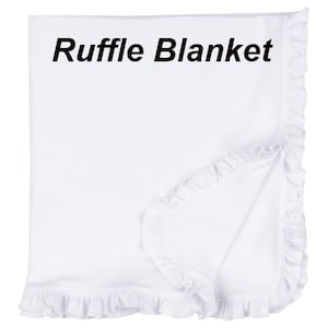 Op de afbeelding: Een wit ruches dekentje met de tekst "Ruffle Blanket" erop gedrukt.