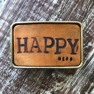 Handgemaakte lederen riem gesp HAPPY - geweldig cadeau voor hem of haar!