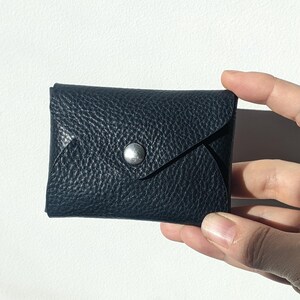 Porte monnaie en cuir bleu marine à tannage végétal grainé