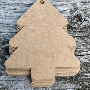 K&ouml;nnte beinhalten: Ein Stapel brauner Weihnachtsbaumschmuck aus Pappe. Der Schmuck ist leer und kann dekoriert werden.