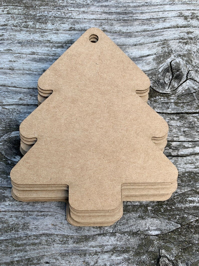 K&ouml;nnte beinhalten: Ein Stapel brauner Weihnachtsbaumschmuck aus Pappe. Der Schmuck ist leer und kann dekoriert werden.
