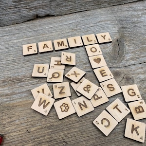 Botones de letras de madera, alfabeto, fichas de scrabble, fichas de palabras, crucigramas de miembros de la familia, fichas de madera personalizadas