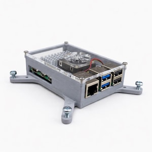 Könnte beinhalten: Handgefertigtes Holzschild mit dem Wort "Welcome" in verspielter Schrift. Das Schild hat einen weißen, abgenutzten Hintergrund und einen dunkelbraunen Rahmen, geeignet für den Innen- und Außenbereich.