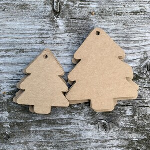 K&ouml;nnte beinhalten: Zwei braune Weihnachtsbaumschmuck aus Papier mit einem Loch oben zum Aufh&auml;ngen. Der gr&ouml;&szlig;ere Schmuck ist hinter dem kleineren Schmuck.