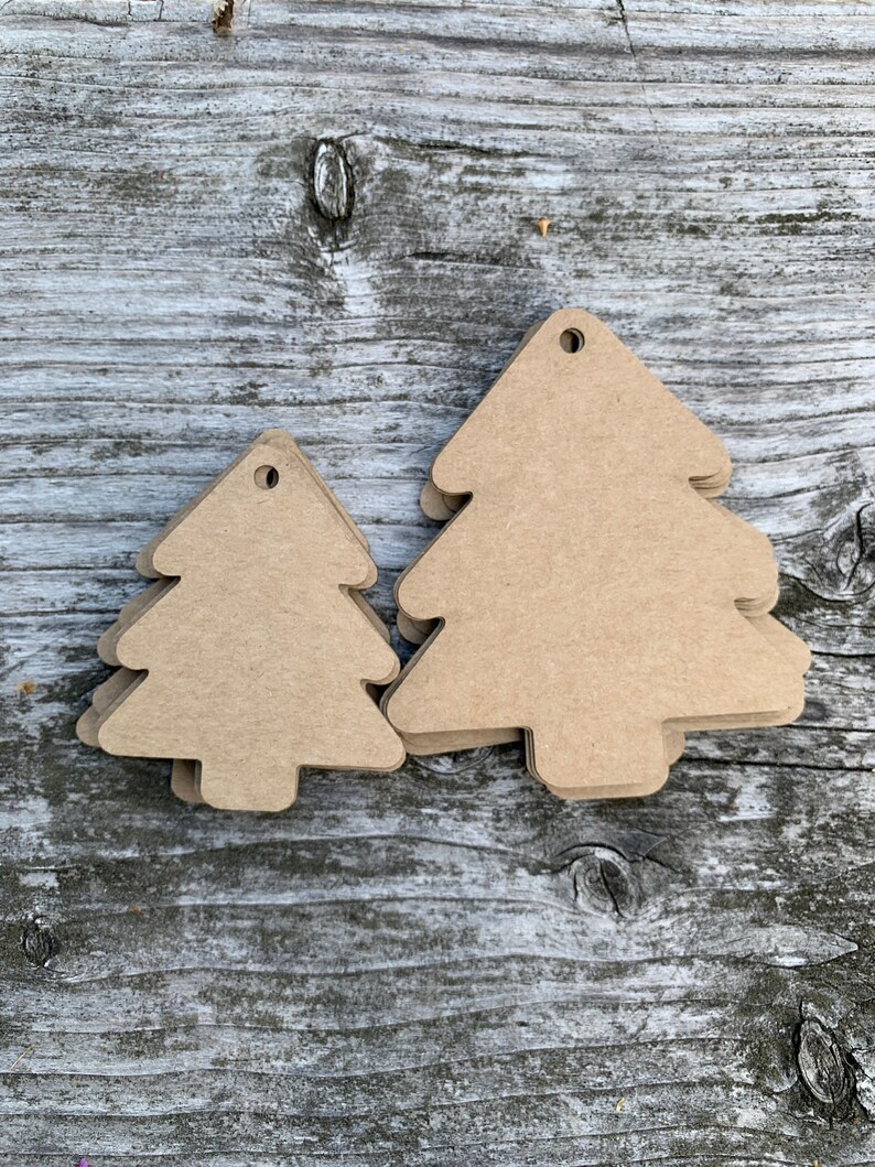 K&ouml;nnte beinhalten: Zwei braune Weihnachtsbaumschmuck aus Papier mit einem Loch oben zum Aufh&auml;ngen. Der gr&ouml;&szlig;ere Schmuck ist hinter dem kleineren Schmuck.