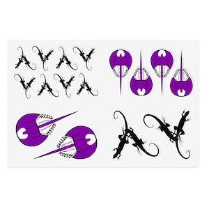 Może przedstawiać: Arkusz naklejek z różnymi wzorami. Naklejki zawierają czarne sylwetki jaszczurek, fioletowe ilustracje krabów podkowiastych i stylizowane czarne wzory liter. Naklejki są na białym tle.
