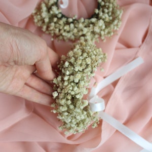 Corsage de poignet de souffle de bébé / mariage de fleurs séchées / corsage de poignet de demoiselle dhonneur fait à la main / bracelet de fleurs image 4