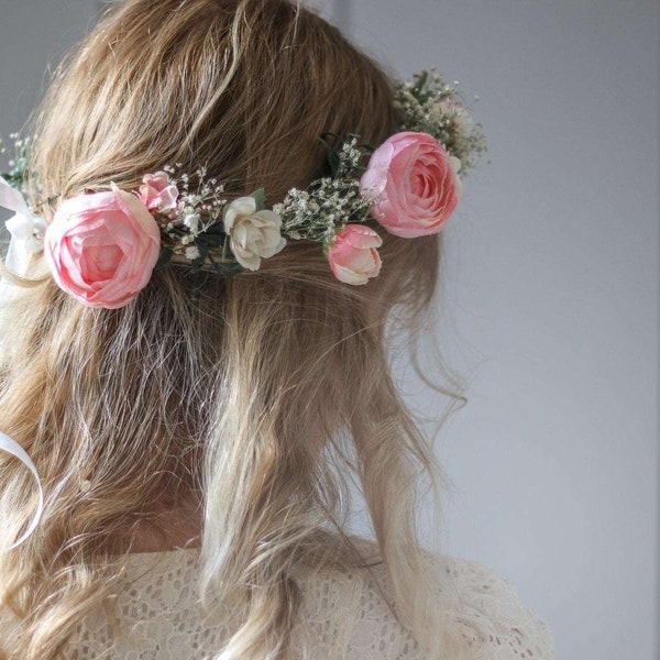 Pivoine rose fard à joues et petite couronne de fleurs de mariée avec des roses en soie