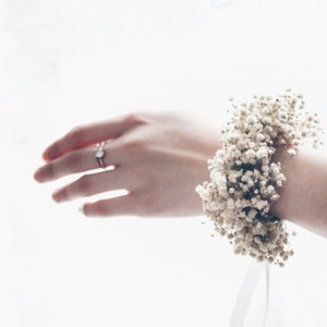 Corsage de poignet de souffle de bébé / mariage de fleurs séchées / corsage de poignet de demoiselle dhonneur fait à la main / bracelet de fleurs image 1