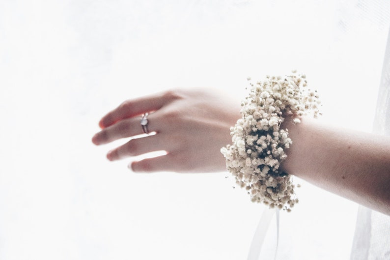 Corsage de poignet de souffle de bébé / mariage de fleurs séchées / corsage de poignet de demoiselle dhonneur fait à la main / bracelet de fleurs image 1