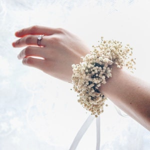 Corsage de poignet de souffle de bébé / mariage de fleurs séchées / corsage de poignet de demoiselle dhonneur fait à la main / bracelet de fleurs image 3