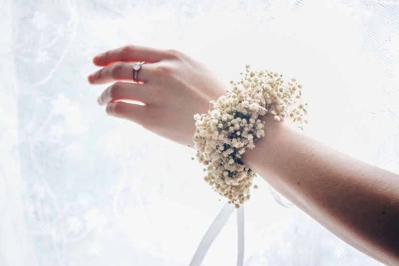 Corsage de poignet de souffle de bébé / mariage de fleurs séchées / corsage de poignet de demoiselle dhonneur fait à la main / bracelet de fleurs image 3