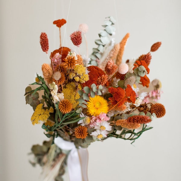 Yarrow orange brûlé et bouquet de mariée de fleurs sauvages d’eucalyptus séchés / bouquet de boules de billy / bouquet de mariée boho