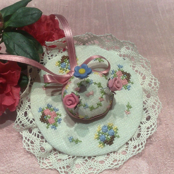 MTV Designs - Spring Hat Pincushion Kit - Original design by Maria Teresa Vitali of Italy