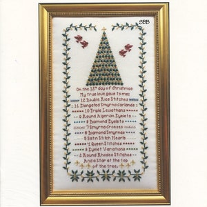 Op de afbeelding: Een kruissteekpatroon voor een kerstboom met de tekst "12 Days of Christmas" en de tekst van het lied. Het patroon is ontworpen door Karen Kluba & Kathy de Zwart.