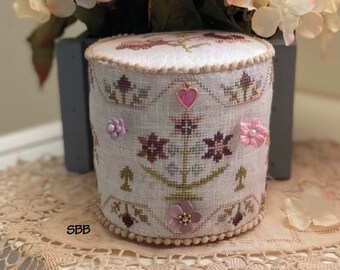 XMTV Designs ~ Lucy West Drum Pincushion & Accessories ~ Original design by Maria Teresa Vitali of Italy