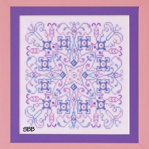 Puede incluir: Un diseño de punto de cruz enmarcado con un patrón geométrico morado, azul y rosa sobre fondo blanco. El diseño está enmarcado en un marco rosa y morado.