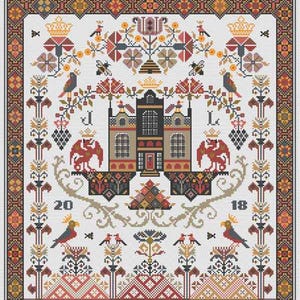 Peut inclure: Un motif de broderie au point de croix représentant un bâtiment central flanqué de deux griffons rouges, d'oiseaux, d'abeilles et de motifs floraux. Le design inclut les lettres J et L, l'année 2018 et une bordure géométrique en rouge, or et noir.
