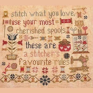 Può includere: Campione a punto croce con il testo "stitch what you love, use your most cherished spools, these are a stitcher's favourite rules." Il design include rocchetti, fiori e una macchina da cucire, il tutto in toni caldi.