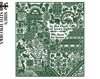 Puede incluir: Patrón de punto de cruz verde oscuro con varios motivos, incluyendo un sol, animales y formas geométricas. El texto dice "In the flush of love's light, We dare be brave." El logo de Siren Stitchworks está en la esquina superior izquierda. El año 2020 está abajo.