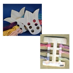 Puede incluir: Dos organizadores de hilo blancos en forma de flor con agujeros para sujetar varios hilos de hilo de bordar. Un segundo organizador es de forma rectangular blanca con una cuadrícula de agujeros para sujetar el hilo.